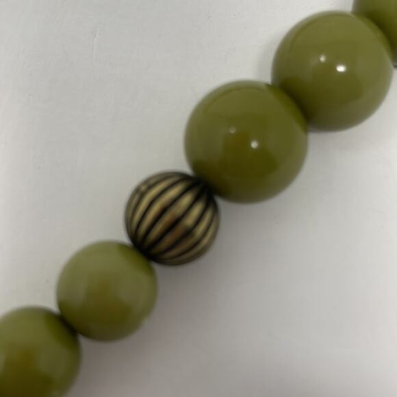 Vintage mod lime green long strand necklace - Picture 5 of 6